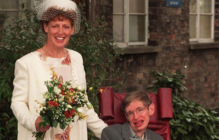 পরে তার প্রথম স্ত্রী জেন তাকে ছেড়ে চলে যান। তার নার্স ইলেইন ম্যাসনকে তিনি ১৯৯৫ সালে বিয়ে করেন। তবে তার উপর অত্যাচার হতো বলে অভিযোগ করেন হকিংয়ে বন্ধুরা।