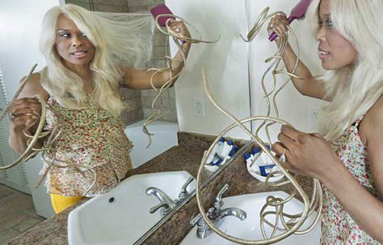 সবচেয়ে লম্বা নখ : মানুষের শখের কোনো শেষ নেই। কত রকমের শখের দেখা মেলে পৃথিবীতে। তেমন একটি শখের ছবি এটি। এতে দেখা যাচ্ছে বিশ্বের সবচেয়ে লম্বা নখের অধিকারীকে। যার দৈর্ঘ্য ২০ ফুট।