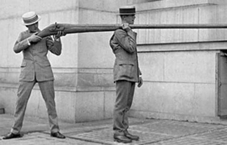 বড় বন্দুক : প্রাচীনকাল থেকে পাখি শিকারের জন্য নানা ধরনের উপায় ব্যবহার করা হতো। বন্দুক আবিষ্কারের পর সেই উপায়ে কিছুটা পরিবর্তন এসেছে। তবে ১৯ শতকের দিকে এ ধরনের বন্দুক ব্যবহার করা হতো পাখি শিকারের জন্য।