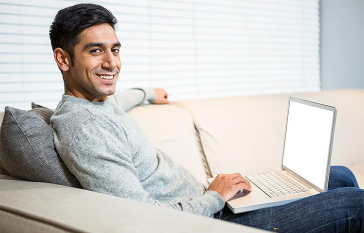 সব সময় হাসিখুশি থাকুন, স্ট্রেস কমাতে সাহায্য করে।