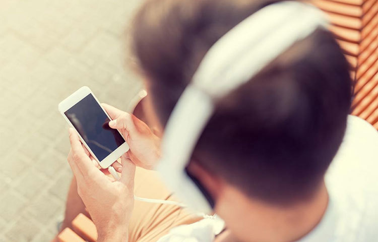 অফিস যাওয়ার সময় কিংবা ফেরার সময় গান শুনুন। সমস্ত স্ট্রেস চলে যাবে।