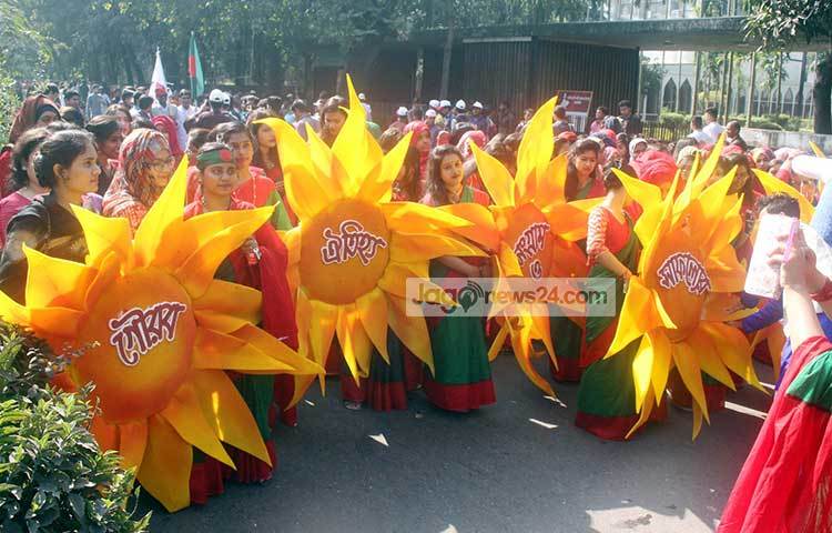 বর্ণিল আয়োজনে র‌্যালি বের করছে ছাত্রলীগ। ছবি : বিপ্লব দিক্ষিৎ