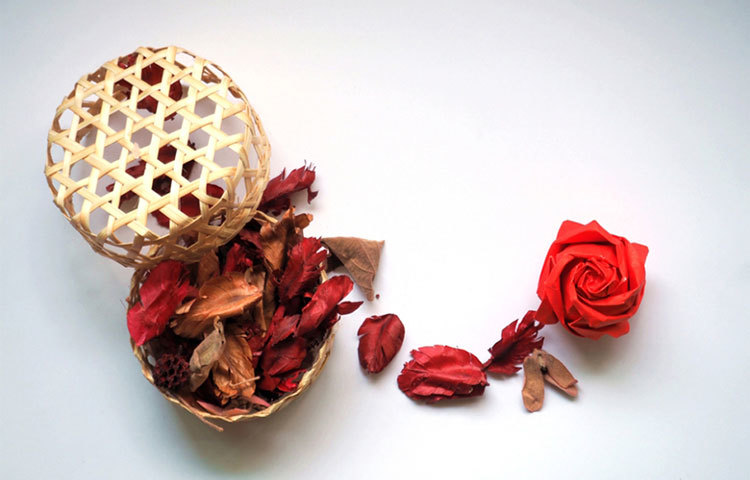 সুগন্ধি ফুলের মতো নিজের কাজের বিকাশ ঘটান।