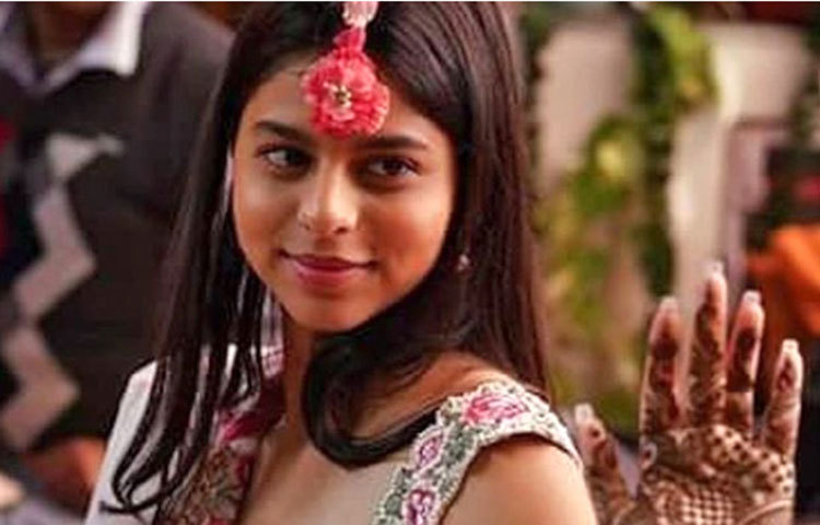 হাতে মেহেদি পরে ফুলের সাজে সুহানা।