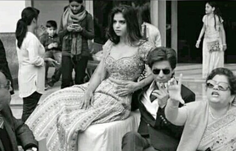 বাবার সঙ্গে সুহানা খান। ফিল্মি স্টাইলে বসে আছেন তারা।