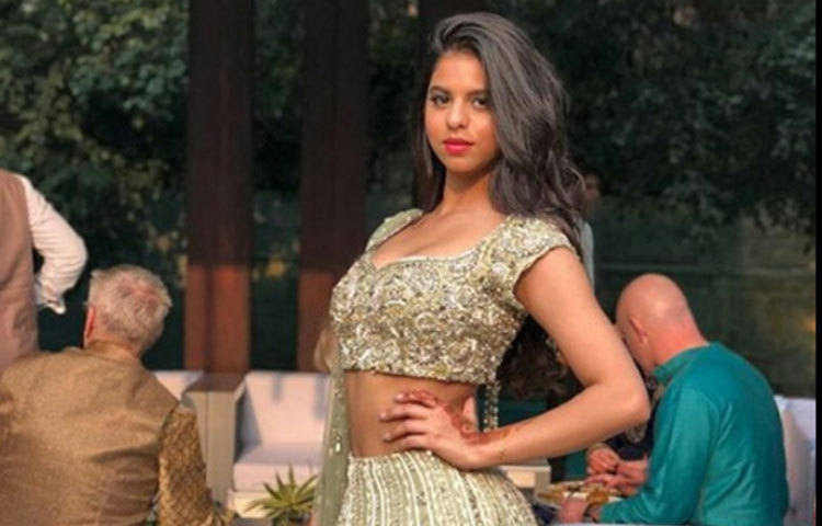 দিল্লিতে একটি বিয়ে বাড়িতে হাজির হয়ে লেহেঙ্গা পরেন সুহানা।