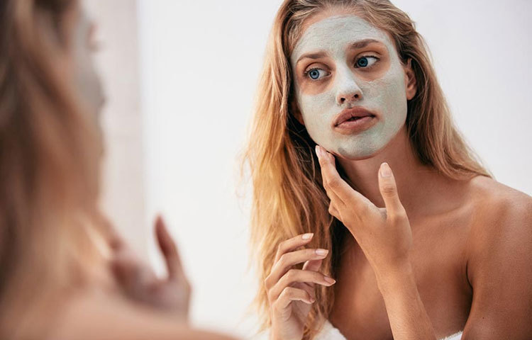 ডাল স্কিনের সমস্যা থেকে দূরে থাকতে সপ্তাহে অন্তত একবার ফেস মাস্ক ব্যবহার করুন। ফেস মাস্কিং ত্বককে গভীরভাবে পরিষ্কার করে।