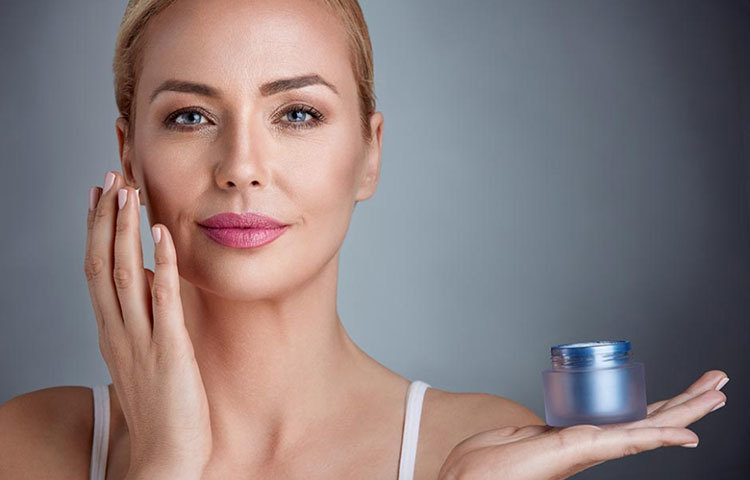 রাতে ঘুমনোর আগে ত্বক পরিষ্কার করে নাইট ক্রিম মাখুন। ঘুম থেকে উঠে দেখতে পাবেন ন্যাচরাল গ্লো আসবে ত্বকে।