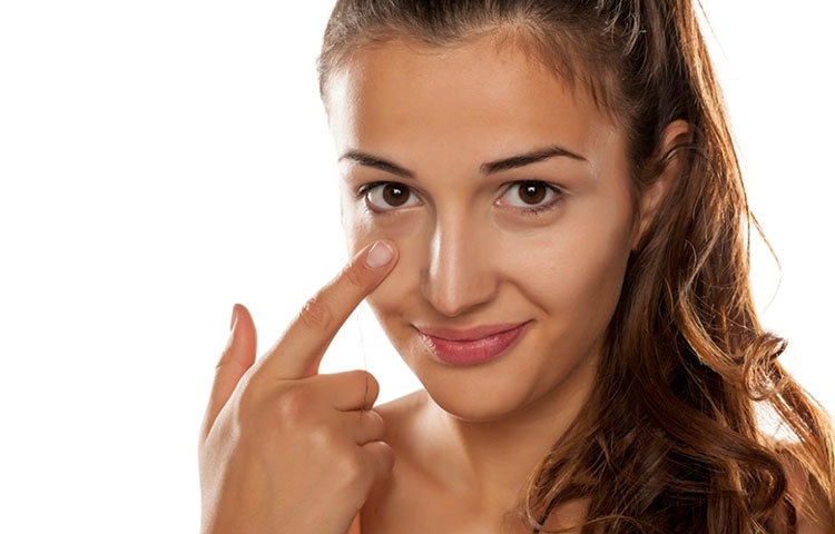 চোখের তলায় কালো ছোপ বা আই ব্যাগের সমস্যাও অনেকের হয়। এর ফলে নিয়মিত আই ক্রিম ব্যবহার করুন।