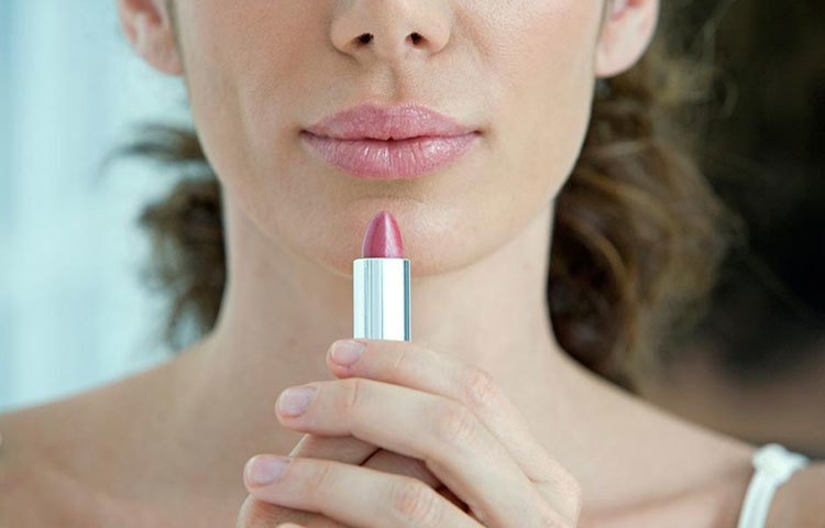 মুখের ত্বক উজ্জ্বল, কিন্তু ঠোঁট যদি ফাটা ও কালো হয়, মোটেই দেখতে ভালো লাগবে না। তাই ঠোঁটেরও যত্ন নিন। ঠোঁটেও নিয়মিত স্ক্রাব ব্যবহার করুন। ঘুমানোর আগে লিপ বাম লাগিয়ে নিন।