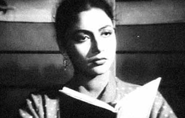 মাত্র ৭ বছর বয়সে চলচ্চিত্রে পা রাখেন সুপ্রিয়া দেবী।