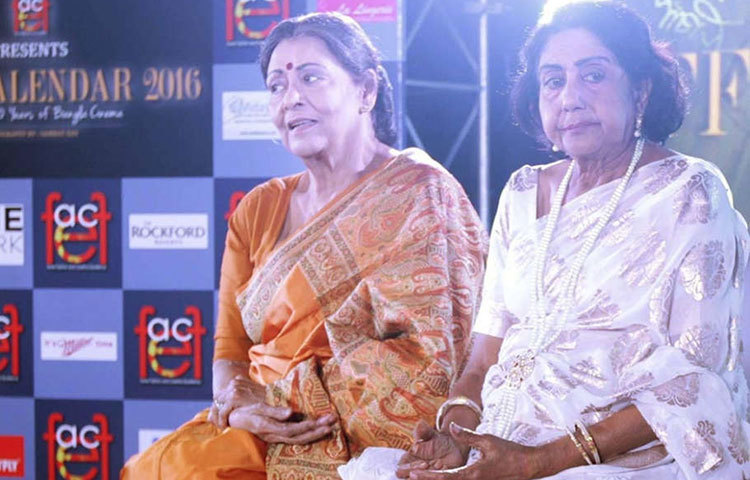 সাবিত্রী চট্টোপাধ্যায়ের সঙ্গে সুপ্রিয়া দেবী।