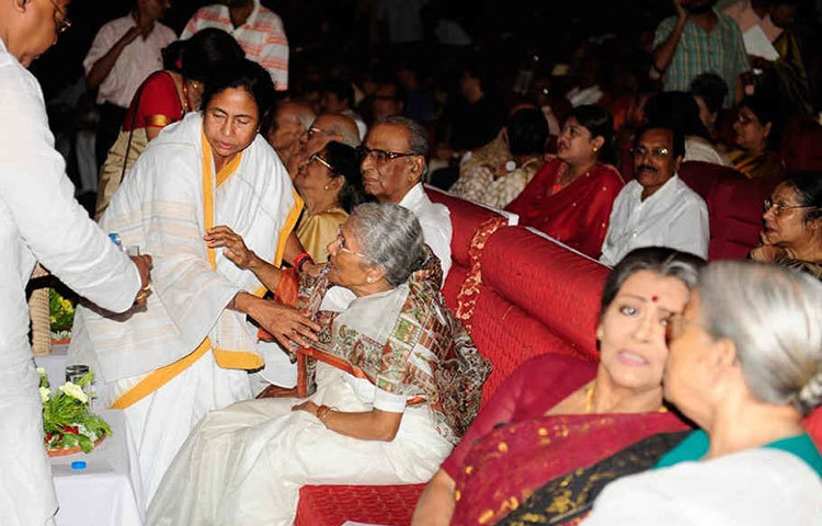 একটি অনুষ্ঠানে মুখ্যমন্ত্রী মমতা বন্দ্যোপাধ্যায়ের পাশে সুপ্রিয়া দেবী।