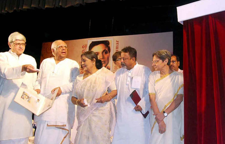 প্রাক্তন রাজ্যপাল গোপালকৃষ্ণ গান্ধী, লোকসভার প্রাক্তন স্পিকার সোমনাথ চট্টোপাধ্যায়ের সঙ্গে সুপ্রিয়া দেবী।