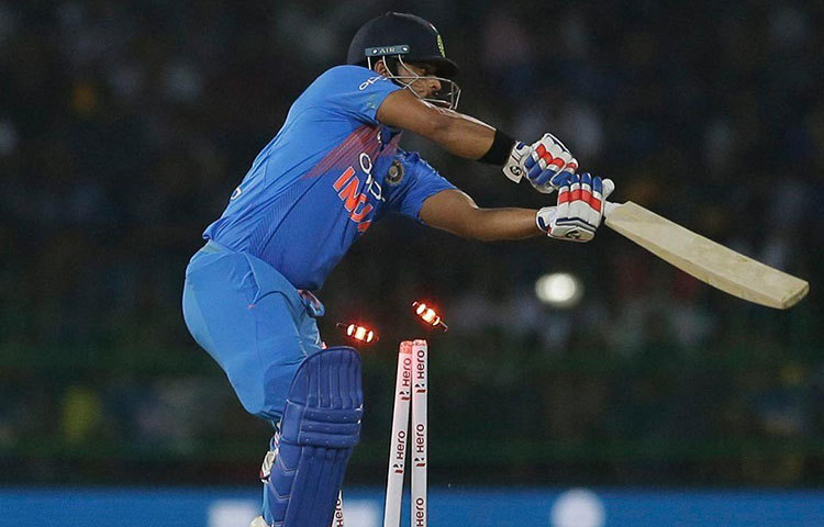 সুরেশ রায়না : নিদাহাস ট্রফির প্রথম ম্যাচে রায়নার ব্যাট থেকে এসেছে মাত্র ১ রান। তবে, প্রথম ম্যাচে ব্যাটে রানের খরা থাকলেও বাংলাদেশের বিরুদ্ধে রায়নার উপর ভরসা রাখছে ভারতীয় টিম ম্যানেজমেন্ট।