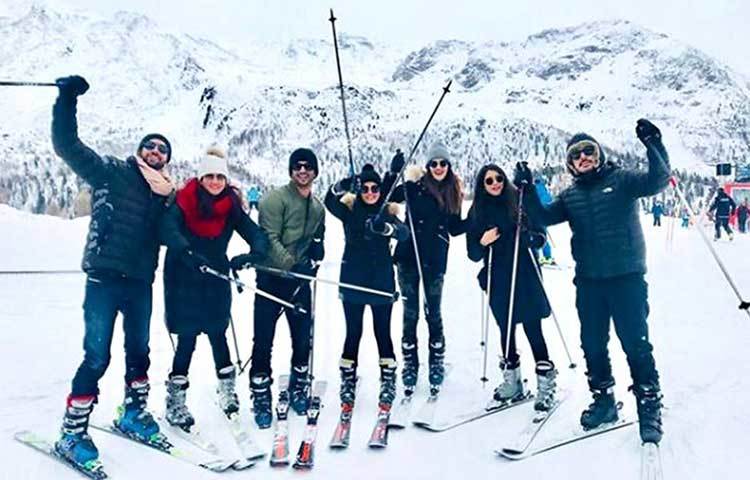 প্রিয় বান্ধবী কৃতি স্যানন এবং ঘনিষ্ট বন্ধুদের সঙ্গে আল্পস পর্বতে স্নো ফাইটিং করে নতুন বছর কাটালেন সুশান্ত সিংহ রাজপুত। জেনেভায় কাটালেন বছরের প্রথম সপ্তাহ।