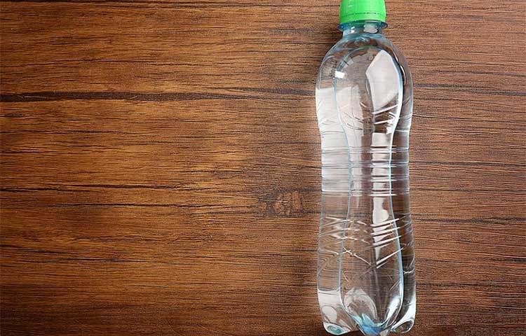 পানির বোতল : অফিসের টেবিলে রাখুন জলের বোতল। কাজের ফাঁকে পানি খেতে একদম ভুলবেন না।