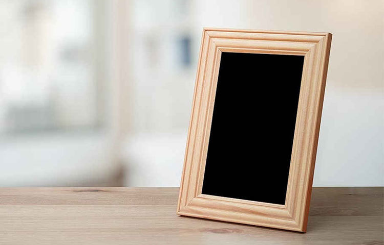 প্রিয়জনের ছবি : কাজের ফাঁকে প্রিয়জনের কথা মনে পড়লে, নিজের টেবিলেই রেখে দিন তাদের ছবি।