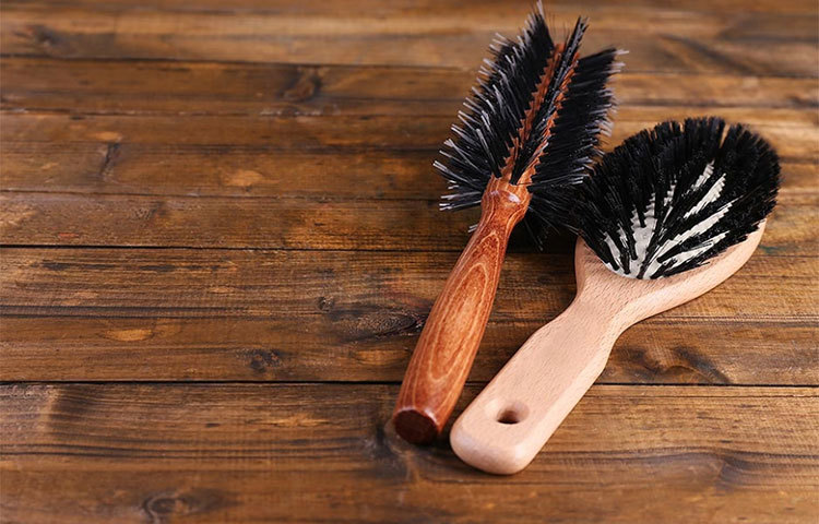 চিরুনি, রুমাল এবং অন্যান্য দরকারি সামগ্রী : হাতের কাছে রাখুন চিরুনি, রুমাল, সাবান কিংবা আপনার প্রয়োজনীয় কিছু দ্রব্য।