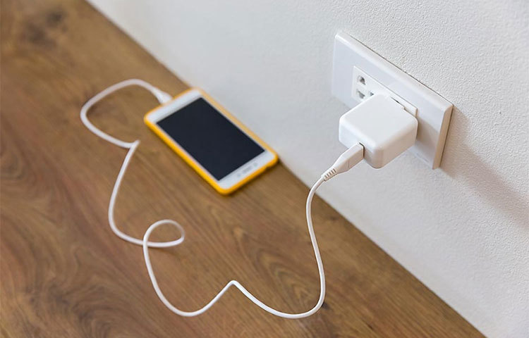 ফোনের চার্জার এবং হেডফোন : মোবাইল ছাড়া বর্তমান সভ্যতা প্রায় অচল। তাই ফোনের চার্জ ফুরিয়ে গেলে, কারোর কাছে চার্জারের জন্য হা-হুতাশ না করে, নিজের টেবিলেই রেখে দিন চার্জার। শুধু চার্জার নয়, সঙ্গে রাখুন হেডফোনও। অবসরে গান শুনলে মন ভালো হয়ে যাবে।