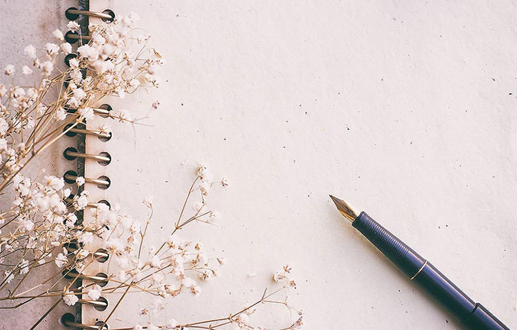 কাগজ এবং কলম : যতই কম্পিউটার থাকুক, কাগজ-কলমের প্রয়োজন হয় প্রতি পদেই। তাই সবসময় হাতের সামনে রাখুন কাগজ এবং কলম।