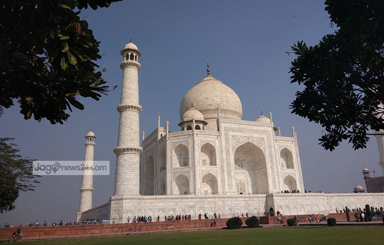 তাজমহল ভারতের আগ্রায় অবস্থিত। এটি মুঘল সম্রাট শাহজাহান নির্মাণ করেছেন।