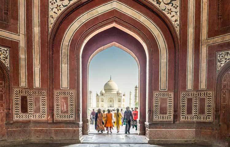 বিচিত্র হরফে মমতাজ মহলের সমাধির গায়ে আল্লাহর ৯৯টি নাম অঙ্কিত রয়েছে।