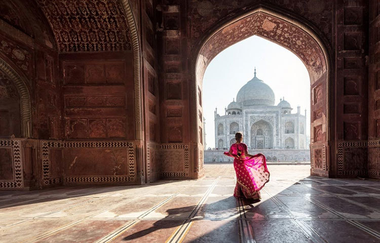 শ্রীলঙ্কা, চীন তিব্বত, আরব, আফগানিস্তান এবং ভারতের পঞ্জাব ও রাজস্থান থেকে আমদানি করা কাঁচামাল দিয়ে তাজমহল নির্মাণ করা হয়েছিল।