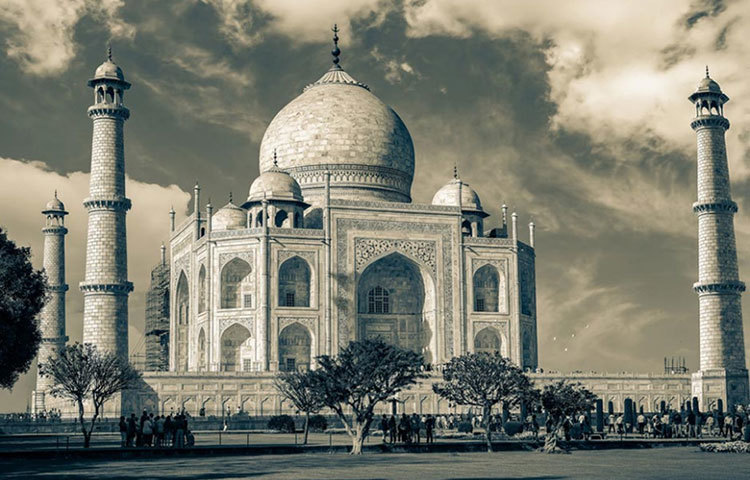 কালো পাথর দিয়ে তৈরি আর একটি তাজমহল তৈরি করতে চেয়েছিলেন শাহজাহান। কিন্তু নিজের ছেলেদের সঙ্গে নানা বিবাদের জেরে তার এই ইচ্ছা পূরণ হয়নি।