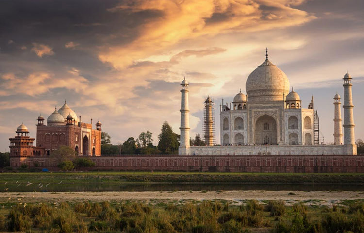 মুঘল আমলে তৈরি হওয়ায় অনেকেই ভাবেন যে, তাজমহলের কারিগরির মধ্যে শুধু মুঘল সংস্কৃতির ঝলক রয়েছে। কিন্তু একথা সঠিক নয়। মুঘল, পারসিক এবং রাজপুতসহ ভারতীয় সংস্কৃতির শৈল্পিক নিদর্শনও মিশে রয়েছে এই স্থাপত্যে।