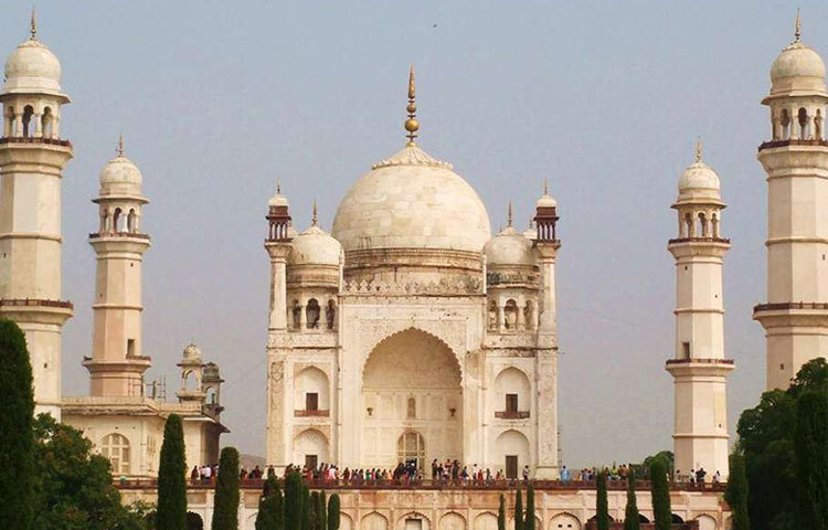 ঔরাঙ্গাবাদের ‘বিবি কা মকবারা’ এবং বাংলাদেশের নারায়ণগঞ্জে সোনারগাঁও উপজেলার ‘বাংলার তাজমহল’-কে অনেকটা তাজমহলের মতোই দেখতে।