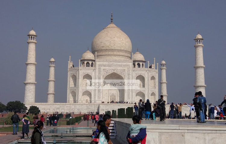 তাজহল দেখতে আসা দর্শনার্থীদের ভিড়। পৃথিবীর নানাপ্রান্ত থেকে এটি দেখার জন্য পর্যটকরা ভিড় করেন। ছবি : জাগো নিউজ