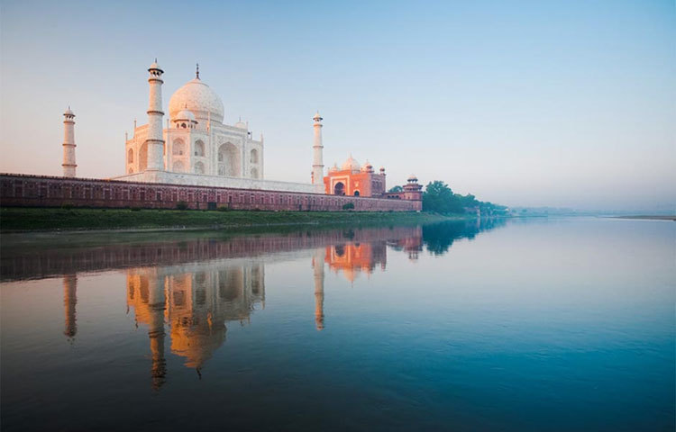 মাত্র ৩৮ বছর বয়সে নিজের ১৪তম সন্তানকে জন্ম দিতে গিয়ে শেষ নিঃশ্বাস ত্যাগ করেছিলেন মমতাজ।