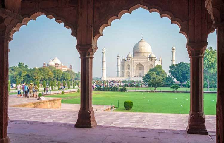 প্রায় ২৮ ধরনের মূল্যবান পাথর দিয়ে তৈরি হয়েছিল এটি।