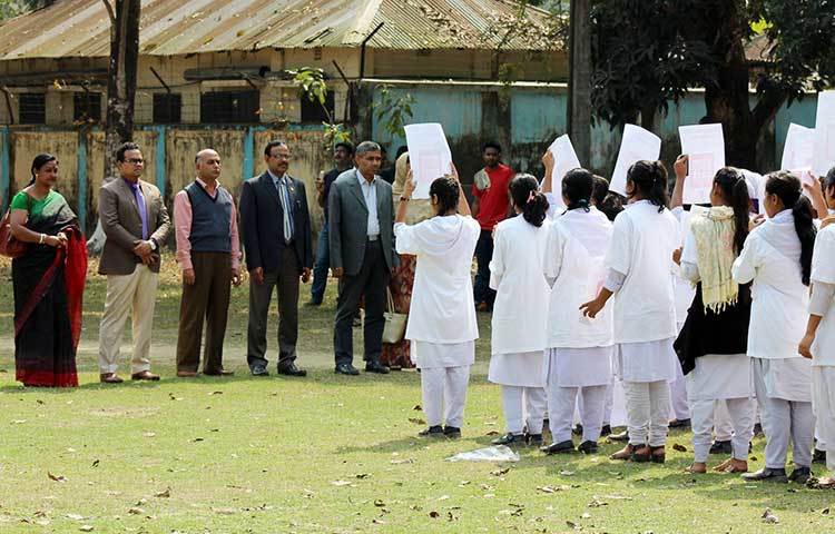 শিক্ষার্থীরা ‘জাতিসংঘে বাংলা চাই’ প্রচারণার পোস্টার প্রদর্শন করে। ছবি : রবিউল এহসান রিপন
