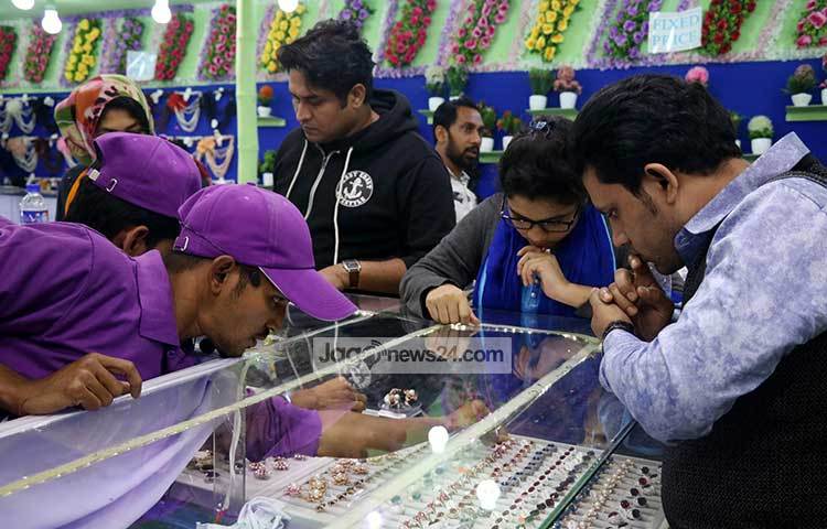 গহনার দোকানে বিক্রেতা-ক্রেতাদের ব্যস্ততা। ছবি : মাহবুব আলম