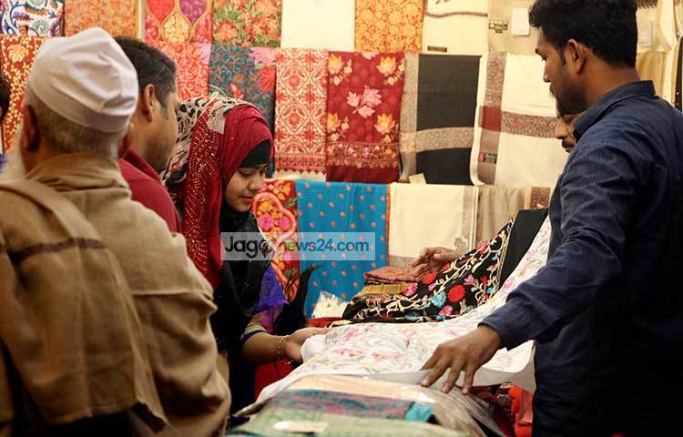 শীত যেহেতু পড়ছে, বাণিজ্য মেলা থেকে তাই এই তরুণী শীতের চাদর কিনে নেবেন বলে চাদর পছন্দ করছেন। ছবি : মাহবুব আলম