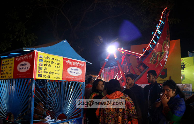 খাবারের দোকানে ক্রেতাদের ভিড়। মেলায় কেনাকাটা না করলেও অনেকেই রেস্টুরেন্টে খেতে ভুল করছেন না। ছবি : মাহবুব আলম