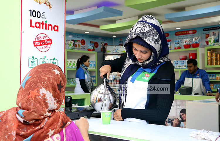 প্রাণ ডেইরি প্রোডাক্টের স্টলে বিক্রি হচ্ছে দুধ। ছবি : মাহবুব আলম