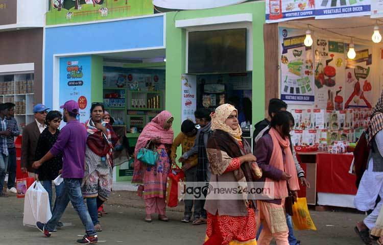 কনকনে শীতের কারণে বাণিজ্য মেলায় মানুষের উপস্থিতি একটু কম। ছবি : বিপ্লব দিক্ষিৎ
