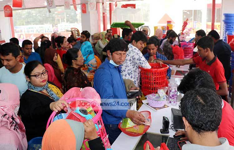 আরএফএলের এই প্যাভিলিয়নে বিভিন্ন প্লাস্টিকের পণ্য বিক্রিতে ধুম পড়েছে। ছবি : বিপ্লব দিক্ষিৎ