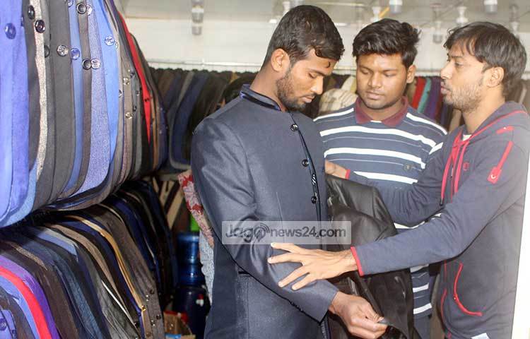 ব্লেজারের দোকানে ক্রেতা বিক্রেতাদের ব্যস্ততা। জানা গেছে হঠাৎ শীত বেশি পড়ায় মেলা ব্লেজারের বিক্রি একটু বেশি। ছবি : বিপ্লব দিক্ষিৎ