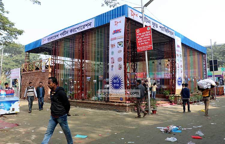 বাংলাদেশ পর্যটন করপোরেশনের স্টল। এখানে মাত্র কয়েকজন মানুষের আনাগোনা। ছবি : বিপ্লব দিক্ষিৎ