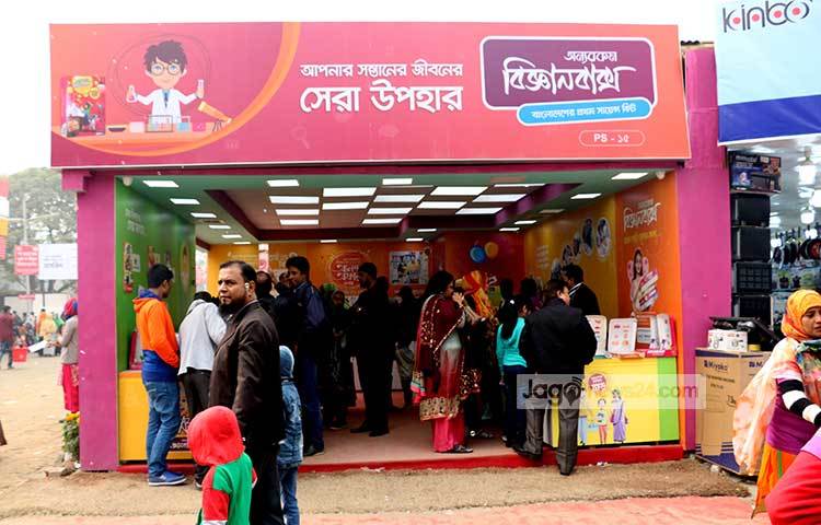 ‘অন্য রকম বিজ্ঞানবাক্সের’ স্টলে উপচে পড়া ভিড়। ছবি : মাহবুব আলম