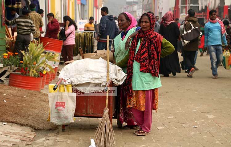 মেলার মাঠ পরিষ্কার করতে পরিচ্ছন্নতা কর্মীরা তৎপর রয়েছেন। ছবি : মাহবুব আলম