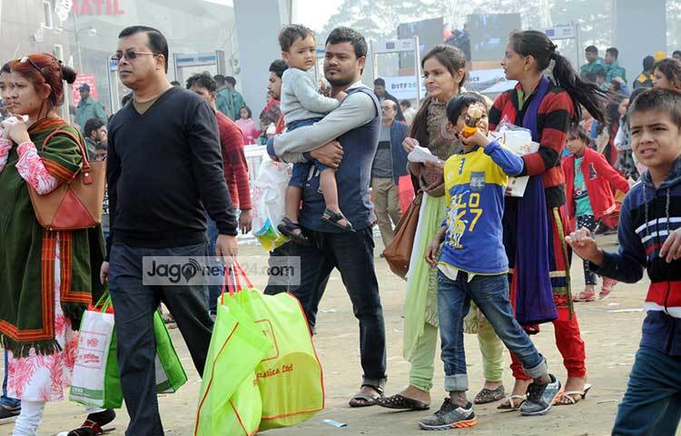 বাণিজ্য মেলায় অনেকেই এসেছেন পরিবারের সব সদস্য মিলে। ছবি : বিপ্লব দিক্ষিৎ