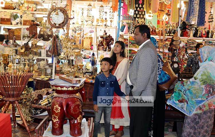 ঘর সজানো বাহারি পণ্যে আটকে গেছে ক্রেতাদের চোখ। ছবি : বিপ্লব দিক্ষিৎ