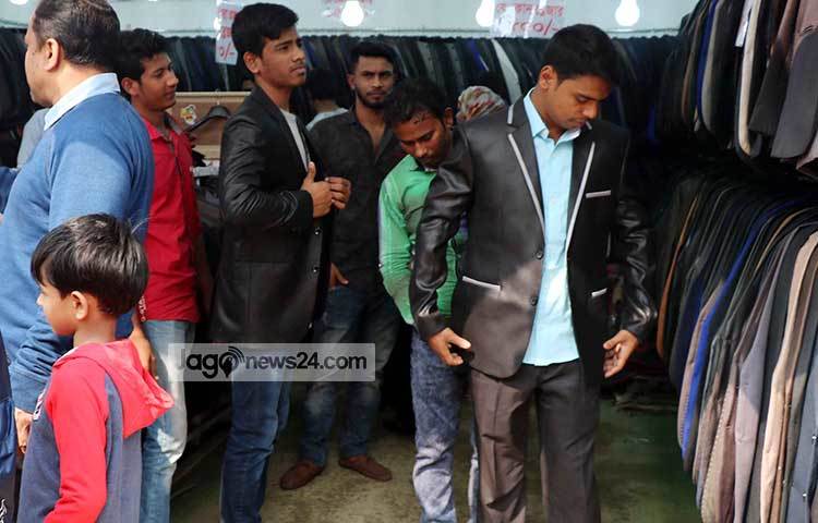 ব্লেজারের প্যাভিলিয়নে ছাড়ে বিক্রি হচ্ছে ব্লেজার। তাই প্যাভিলিয়নের ক্রেতাদের উপস্থিতি বেশি। ছবি : বিপ্লব দিক্ষিৎ