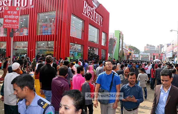 দর্শনার্থী ও ক্রেতাদের ভিড় দেখে মনে হচ্ছে বাণিজ্য মেলায় যেন তিল ধারণের ঠাঁই নেই। ছবি : বিপ্লব দিক্ষিৎ
