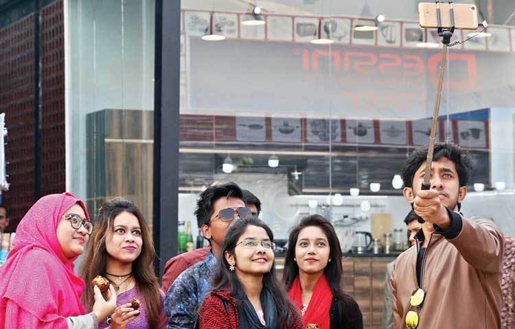 কেনাকাটার ফাঁকে ফাঁকে চলছে খাওয়া দাওয়া আর সেলফি তোলা। ছবি : মাহবুব আলম